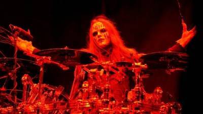 Страницы Slipknot в соцсетях окрасились черным после смерти Джои Джордисона - 5-tv.ru - США