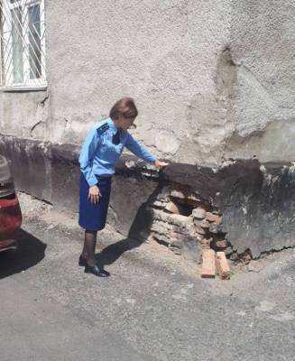 В Кемерове прокуратура проверила сообщения об осыпающемся фасаде жилого дома - gazeta.a42.ru - Кемерово - район Рудничный, Кемерово