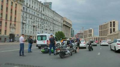 Три мотоцикла врезались в такси на улице Маши Порываевой в Москве - vm.ru - Москва