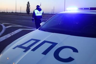 В салонах служебных автомобилей инспекторов ДПС нашли почти миллион рублей - lenta.ru - Россия - Краснодар