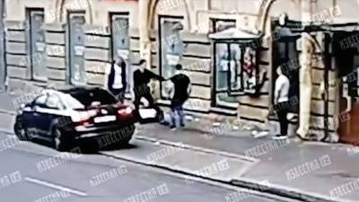 Момент нападения на артиста балета у бара в Петербурге попал на видео - iz.ru - Санкт-Петербург - Израиль