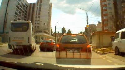 Видео с выезжающим на встречку маршрутчиком сняли в Воронеже - gorcom36.ru - Воронеж