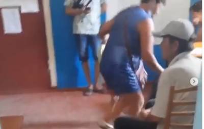 В Запорожье соцслужбы проверят женщину, издевавшуюся над дочерью в паспортном столе - kp.ua - Украина - Запорожская обл. - Запорожье - Орехов