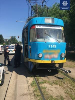 В Одессе на Фонтане неосторожный пешеход разбил нос об трамвай - odessa-life.od.ua - Украина - Одесса