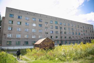 В уральском поселке дом, где живет больше 100 семей, продали бизнесмену вместе с людьми - znak.com - Свердловская обл. - Заречный