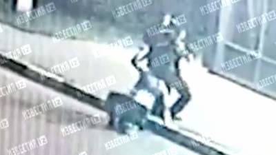 Опубликовано видео смертельного избиения полицейского в Химках - iz.ru - Израиль
