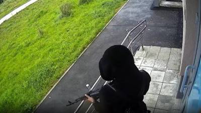 В Екатеринбурге задержали мужчину, гулявшего по улице с ружьем. Видео - vm.ru - Екатеринбург
