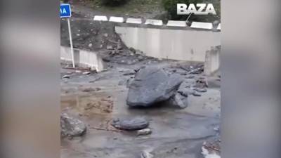 В Дагестане камнепад разрушил мосты и магазин - piter.tv - Красноярский край - респ. Дагестан - район Цумадинский