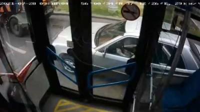 Момент столкновения легковушки с автобусом в Зеленограде попал на видео - vesti.ru - Зеленоград