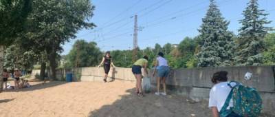 В Мариуполе молодежь присоединилась к уборке городского пляжа - w-n.com.ua - Украина - Мариуполь
