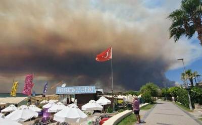 Бекир Пакдемирли - Анталья в огне, туристы на месте: лесные пожары в Турции не спугнули россиян - bloknot.ru - Турция - Манавгат