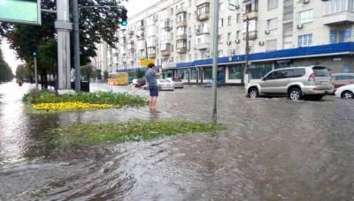 Черновцы накрыл сильный ливень: в воде оказались несколько улиц и вокзал - vchaspik.ua - Украина - Черновцы