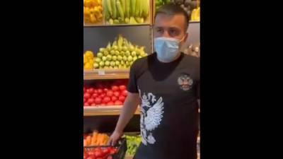 «Ты не будешь так ходить»: в Киеве работника магазина заставили снять футболку с гербом РФ (видео) - sharij.net - Россия - Киев