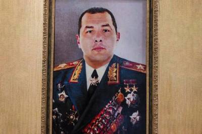 У сотрудника ГИБДД Таганрога при обыске нашли его портрет в форме маршала СССР - versia.ru - Ставрополье