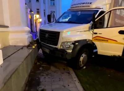 Грузовик врезался в стену Центра оперного пения в Москве - vm.ru - Москва