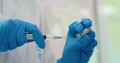 Появление невосприимчивого к вакцинам штамма COVID опровергли в США - ren.tv - США
