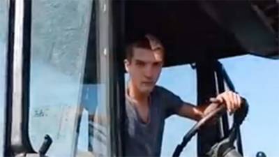 В Анапе уволили обругавшего отдыхающих тракториста - iz.ru - Анапа - Израиль