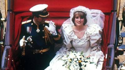 Елизавета II - принц Чарльз - принцесса Диана - Чарльз - Любовное послание: тайную надпись обнаружили на свадебных туфлях принцессы Дианы - 5-tv.ru - Англия - Великобритания