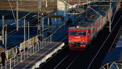 Поезд из Петербурга протаранил легковушку на железнодорожном переезде - dp.ru - Ленинградская обл. - Санкт-Петербург - р-н Кировский