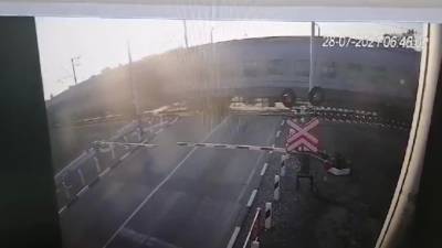Поезд из Петербурга в Севастополь протаранил легковушку на ж/д переезде - piter.tv - Санкт-Петербург - Севастополь