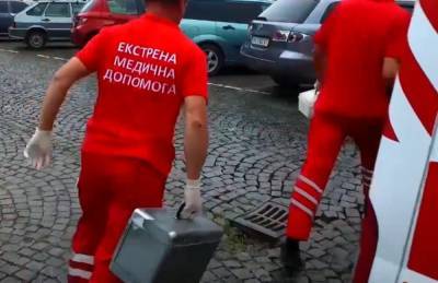 12-летнюю нашли под окнами многоэтажки после ссоры с парнем: за ее жизнь борются врачи - politeka.net - Украина - Южноукраинск