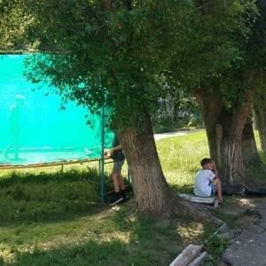 В Запорожье мужчина самовольно установил батут у школы. Фото - reporter-ua.com - Запорожье - район Днепровский