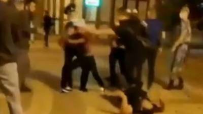 Участник массовой драки отправил оппонента в нокаут при росгвардейцах - vesti.ru - Симферополь