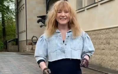 Алла Пугачева - 72-летняя Пугачева в джинсовых шортиках игриво задрала ножку перед камерой: "Бабуля хорохорится, молодец" - sport.politeka.net - Украина