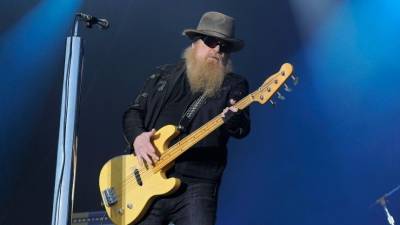 «Время, когда все умирают»: Кагадеев связал смерти басиста группы ZZ Top и Мамонова - 5-tv.ru
