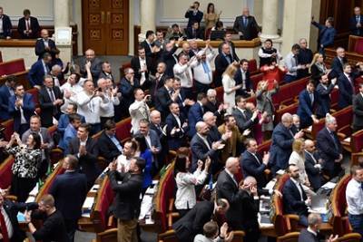Максим Бужанский - На Украине 200 тысяч чиновников оказались под угрозой из-за языковых законов - lenta.ru - Украина