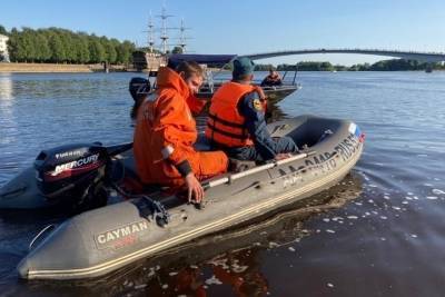 В Великом Новгороде спасатели нашли тело юноши, который пьяным прыгнул с моста - mk.ru - Великий Новгород