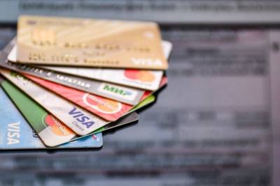 Эксперт разъяснила, чем отличаются зарплатные, дебетовые и кредитные карты - vm.ru