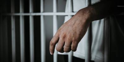 Иркутские полицейские получили по 4 года колонии за смерть пассажира такси, которого они пытались разбудить электрошокером - ruposters.ru - Иркутск