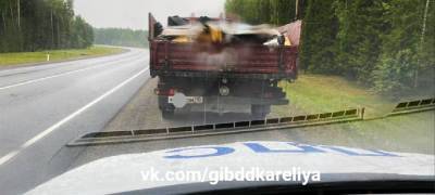В Карелии оштрафовали водителя грузовика, который потерял на трассе мусор - stolicaonego.ru - район Кондопожский - республика Карелия