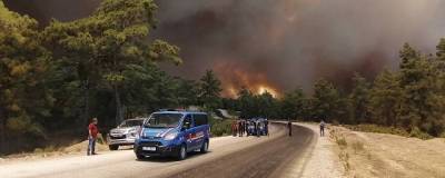 Бекир Пакдемирли - В Турции начали эвакуацию отелей в Мармарисе из-за лесных пожаров - runews24.ru - Турция - провинция Анталья