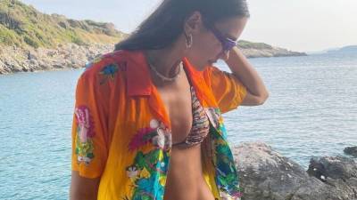 Пэрис Хилтон - принцесса Анна - 10 пляжных рубашек с принтом, как у Дуа Липы - skuke.net - Албания