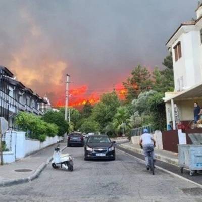 Эвакуация отелей началась на турецком курорте Мармарис, где бушует лесной пожар - radiomayak.ru - Турция - Манавгат