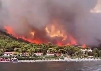 Бекир Пакдемирли - В Мармарисе из-за лесных пожаров из отелей эвакуируют туристов - ya62.ru - Турция - провинция Анталья