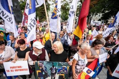 Несколько сотен человек собралось на протест против поселения мигрантов в Девенишкес - obzor.lt - Литва