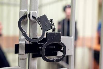 Полицейских посадили за попытку разбудить россиянина электрошокером - lenta.ru - Россия - Иркутск