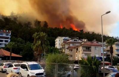 Бекир Пакдемирли - Турецкие курорты эвакуируют из-за пожаров (видео) - sharij.net - Турция - Бодрум - Мармарис