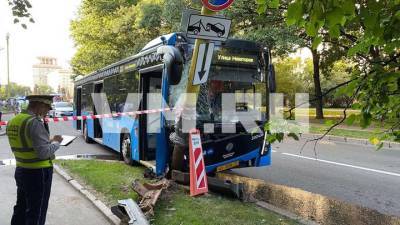 Мосгортранс проводит служебную проверку после ДТП с автобусом на Ленинских горах - vm.ru - Москва