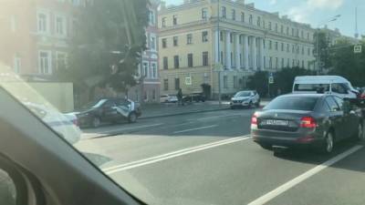 На Петроградской набережной произошло ДТП с участием BMW и маршрутки МЧС - piter.tv - Россия