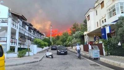 Бекир Пакдемирли - На популярном турецком курорте эвакуируют отели из-за лесных пожаров - novostiua.news - Украина - Турция