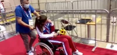 Травмированная рапиристка из России помогла команде взять золото и покинула зал на коляске - znak.com - Россия - Токио