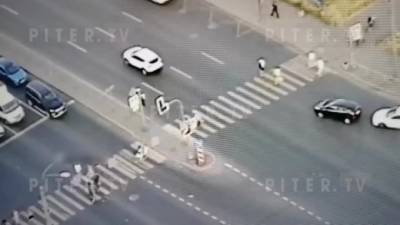 Появилось видео избиения прохожей, в которую врезался сын агрессивной матери - piter.tv - р-н. Московский
