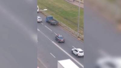 На проспекте Энтузиастов голый петербуржец приставал к автомобилям - piter.tv