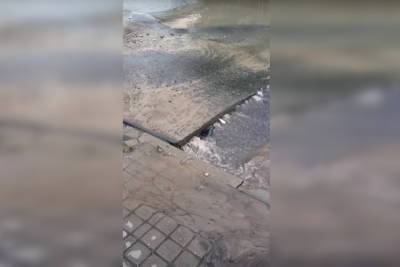 Из-за испытаний теплосетей на Васильевском острове прорвало трубу и затопило проспект КИМа - spb.mk.ru - Санкт-Петербург