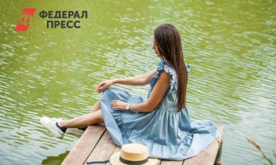 Стилист объяснил, как создать модный образ с платьем и кроссовками - fedpress.ru - Москва