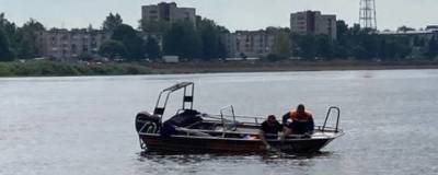 В Великом Новгороде спасатели обнаружили тело юноши, прыгнувшего с пешеходного моста - runews24.ru - Великий Новгород